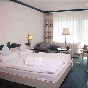 Zimmer mit Kingsize-Bett